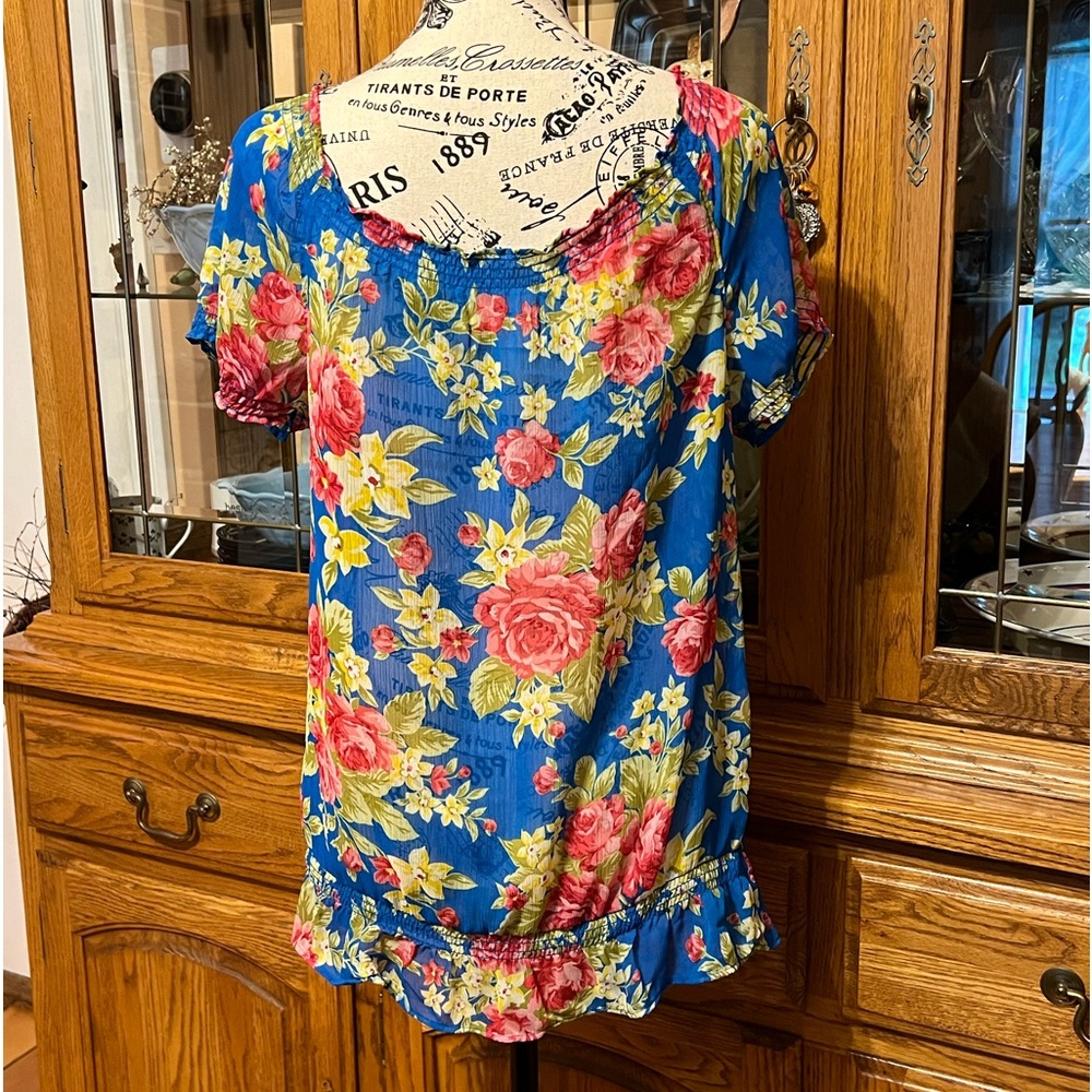 HOLLISTER Flowy, Loose-Fit Sheer Bold Floral 🌺 - Picture 6 of 13